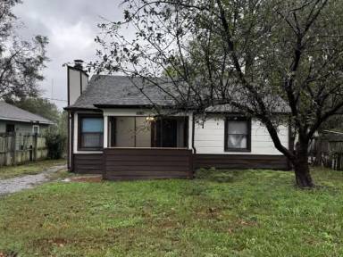 Main picture of 3616 N Lloyd Cir