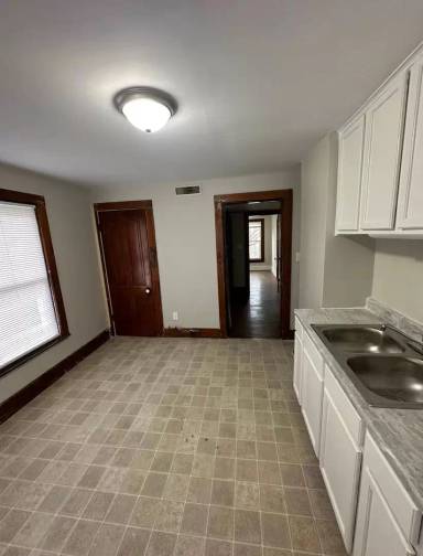 Main picture of 605 N Detroit St