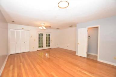 Main picture of 400 N Steele St