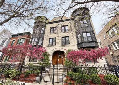Main picture of 814 W Roscoe St