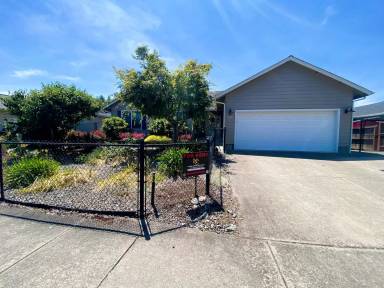 Main picture of 2409 SE Chinaberry Ave