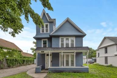 Main picture of 922 18 1/2 Ave NE