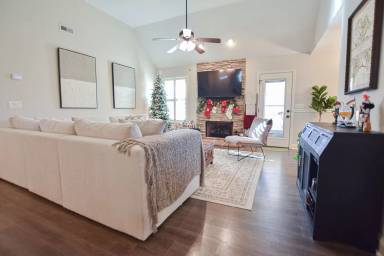 Main picture of 450 Cyprus Ct