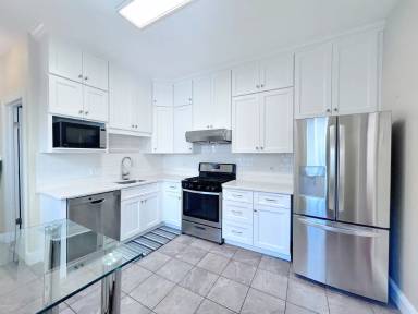 Main picture of 156 Pleasant St