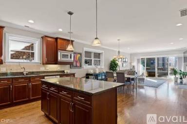 Main picture of 1346 W Addison St