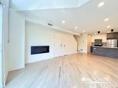 Main picture of 944 W Grace St Apartments