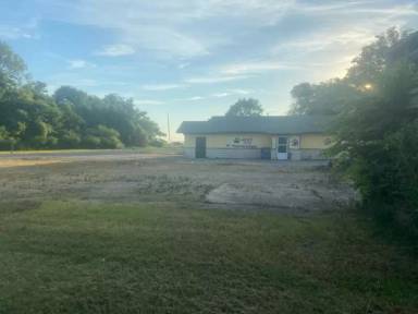 Main picture of 402 W Railroad St