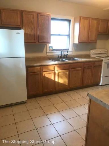 Main picture of 253 Queen Ave N