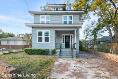 Main picture of 1021 W 13th St