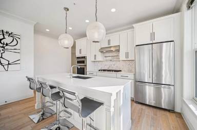 Main picture of 40 E Lincoln St