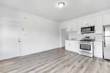 Main picture of 701 W 48th St