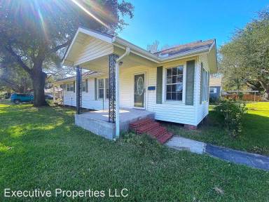 Main picture of 135 W Oak Ln