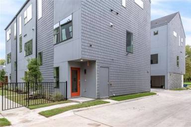 Main picture of 427 W 10th St