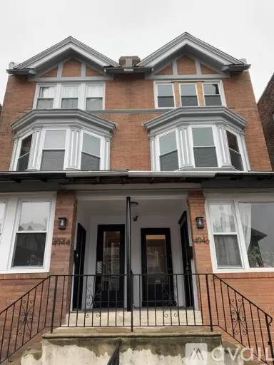 Main picture of 4944 Walnut St