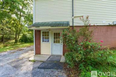 Main picture of 102 Lanier St