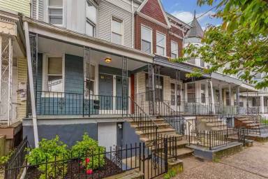 Main picture of 75 Oak St