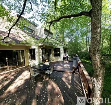 Main picture of 100 Ivy Ridge Rd