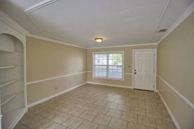 Main picture of 323 Elm Dr