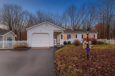 Main picture of 8998 Lakeview Dr