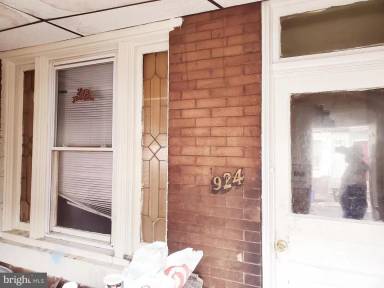 Main picture of 908 E Schiller St