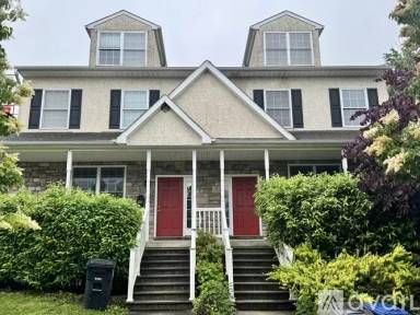 Main picture of 225 W 5th Ave