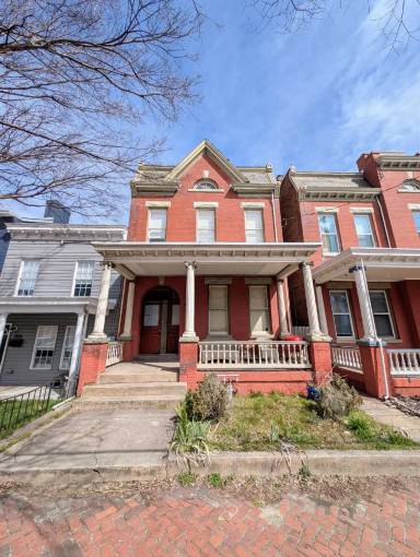 Main picture of 804 W Clay St