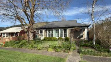 Main picture of 501 NE Broadway St