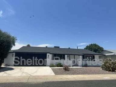 Main picture of 10806 W Camelot Cir