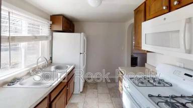 Main picture of 2436 East Monument St