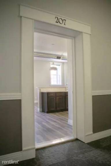 Main picture of 218 E 7th St