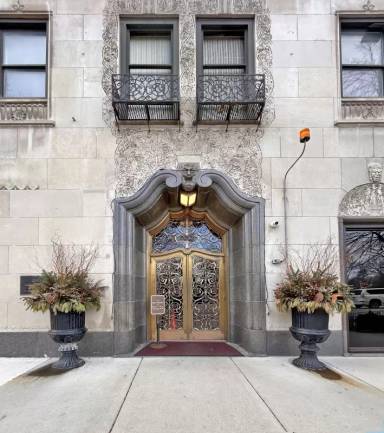 Main picture of 2000 N Lincoln Park W