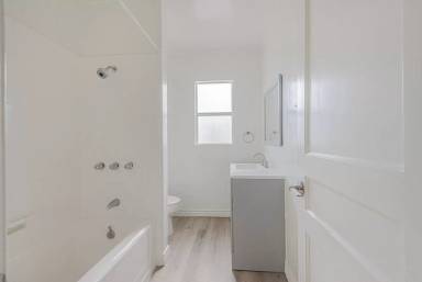 Main picture of 5180 Clinton St