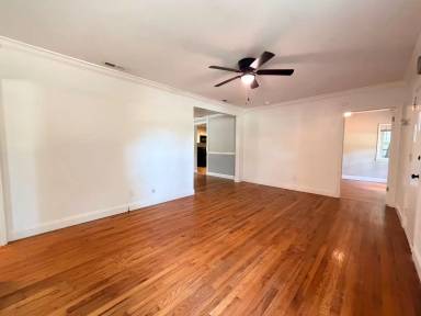 Main picture of 400 Lewis St