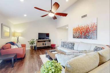 Main picture of 1327 E Stephens Dr