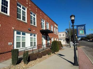 Main picture of 200 W Warren St