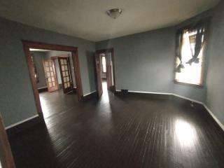 Main picture of 1230 E 84th St