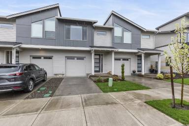 Main picture of 16392 SE Shimmering Leaf St