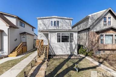 Main picture of 5440 W Warwick Ave