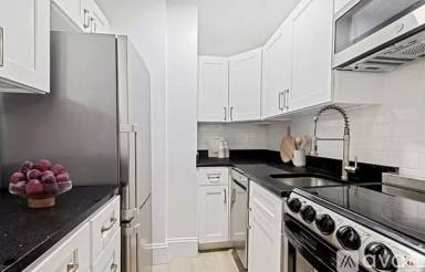 Main picture of 70 W 36th St