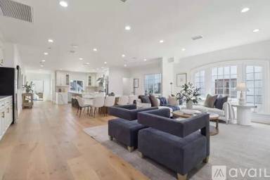 Main picture of 916 S Rimpau Blvd