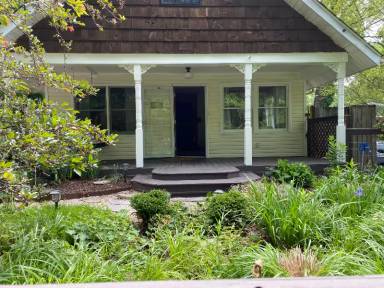 Main picture of 116 W College St