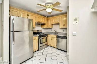 Main picture of 685 Oak St