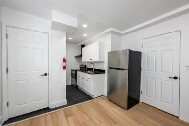 Main picture of 1384 W 83rd St