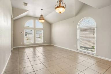 Main picture of 1067 Roundrock Dr