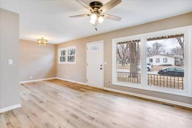 Main picture of 527 W 6th St