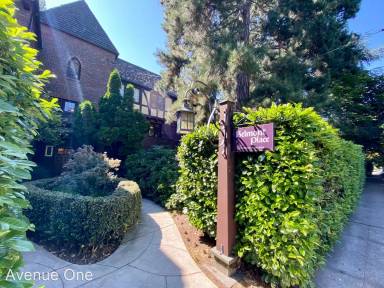 Main picture of 710 Belmont Pl E