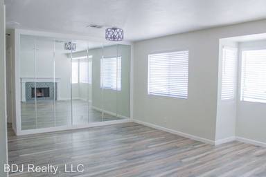 Main picture of 5045 Spencer St