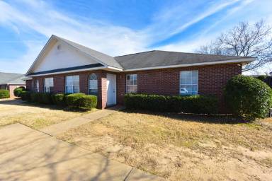 Main picture of 715 Yeager Ln