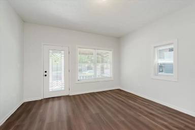 Main picture of 906 N Parker Ave