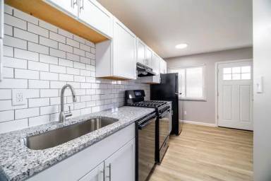 Main picture of 1075 Oak St